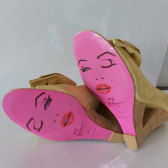 Golden Betsey Johnson Heels with Bow - Picture 2 of 8